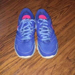 Women’s Nike tennis shoes.